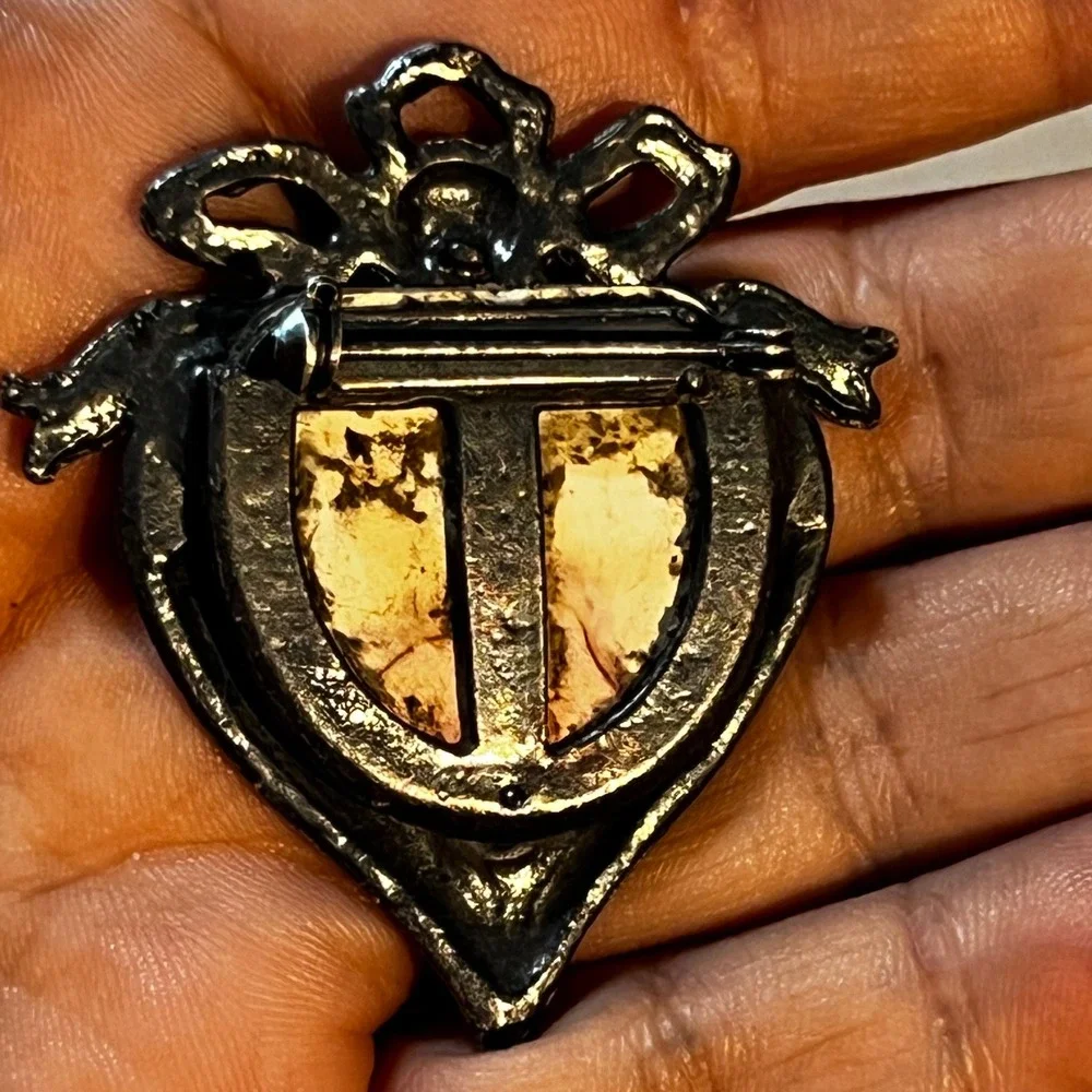 N/A heart brooch